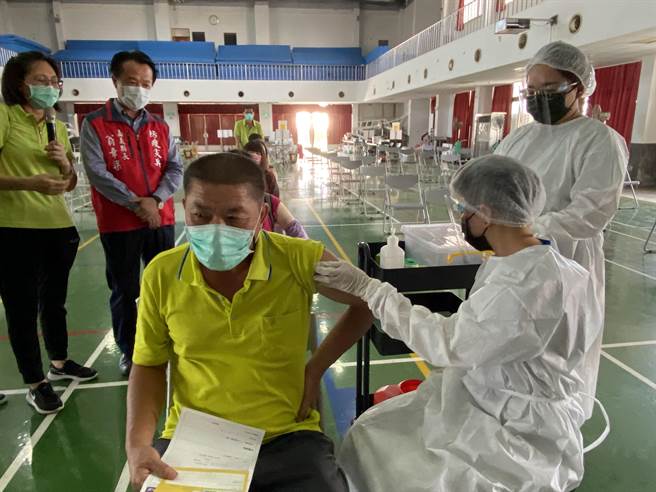 嘉義縣長翁章梁視察仿傚日本宇美町式的疫苗接種模式。（廖素慧攝）