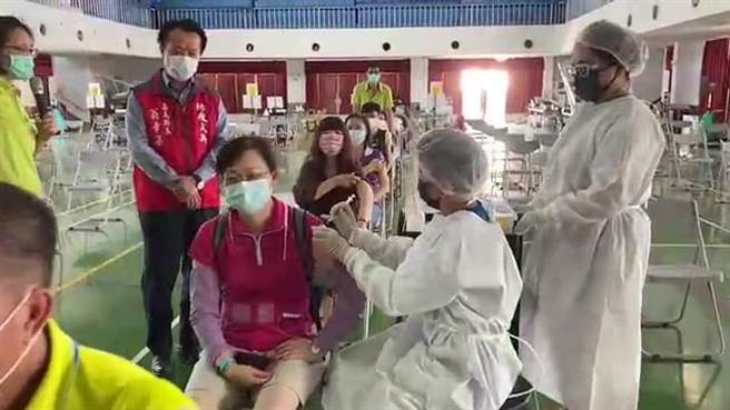 嘉義縣政府演練仿傚日本宇美町式的疫苗接種模式，護理師移動為民眾接種。（廖素慧攝）