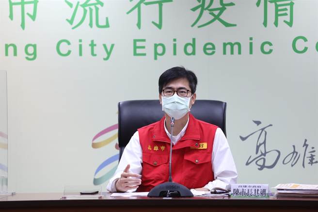 高雄市長陳其邁14日在防疫記者會上宣布，凡是要施打疫苗的長輩，於6月15日至17日疫苗接種站周邊停車全部免費，包括紅黃線也開放停車。（本報資料照片）
