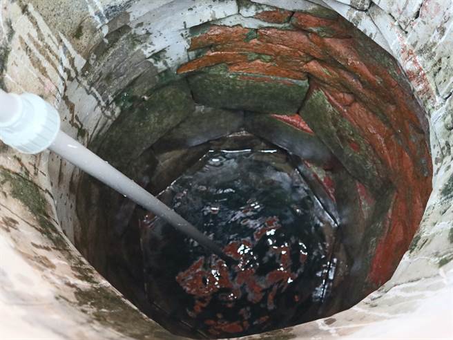 位于「泉利」打铁舖后方约500公尺处，有一口古井，相传起源于明朝时期。（张毓翎摄）