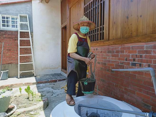 「泉利」打铁舖第5代传人李一男，每年端午节汲取该口井的「午时水」，除了供未来1年打铁用，还免费给附近住户驱邪避煞。（张毓翎摄）