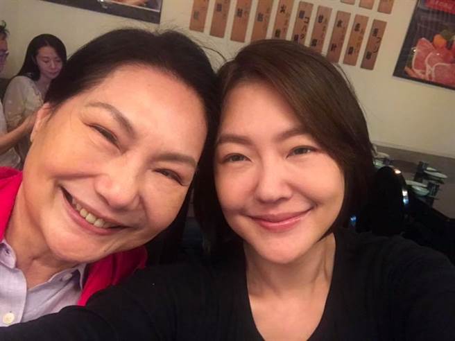 S妈心疼女儿大S，公开她私下善举，妹妹小S也替她说话。(图／翻摄自小S脸书)