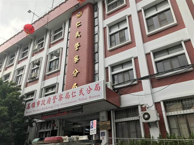 仁武警方在大社區抓獲8人非法群聚，依傳染病防治法開出舉發單。（本報資料照片）