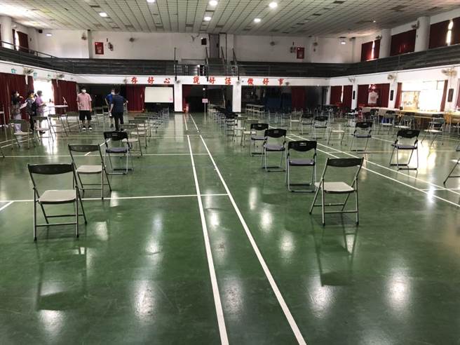 台中市东区分别在台中国小及进德国小礼堂设置快打站，为1392名长者施打。（东区公所提供／冯惠宜台中传真）