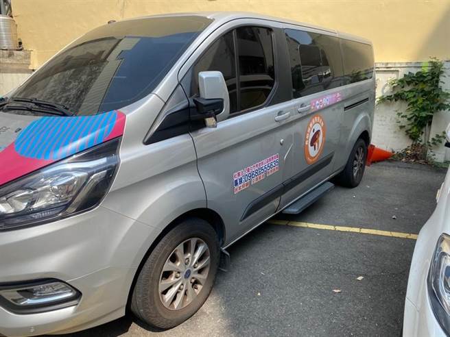 东区辖内的「社团法人台中市秀老郎公益服务协会」，特别提供6部车辆免费接送行动不便长者到快打站。（东区公所提供／冯惠宜台中传真）