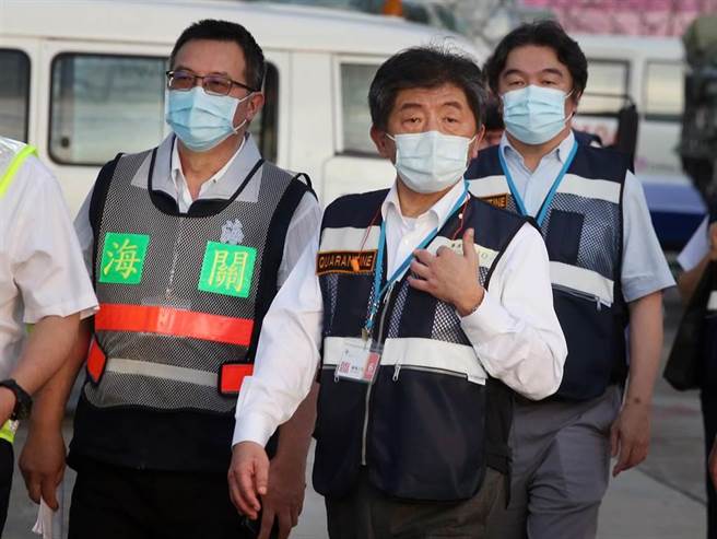 台北市议员应晓薇14日表示，中央流行疫情指挥中心就是防疫破口，目前已接受近20位死者家属陈情，将协助家属向蔡政府提出赔偿，并追究相关失职官员责任。图为中央流行疫情指挥中心指挥官陈时中（中）日前到机场，迎接首批向日採购的负压隔离舱。（本报资料照片）