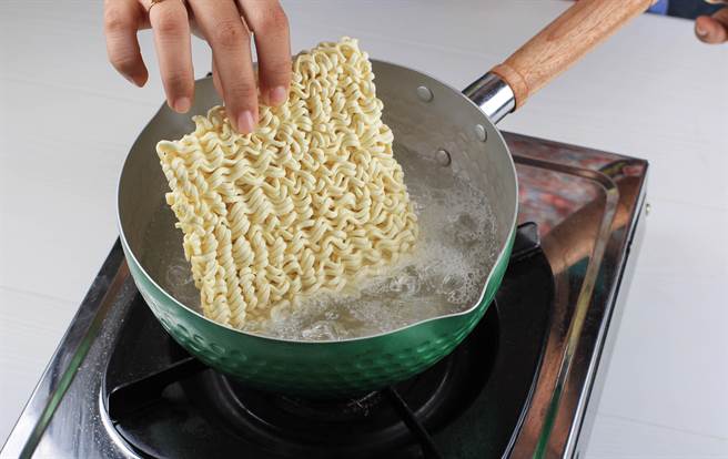 原PO称自己帐户余额剩下千元不到，不知道能不能撑过疫情。（示意图，非新闻当事人／达志影像）