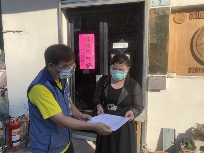 桃园区龙凤里长黄进仕近日接获许多来电询问不在籍长者施打疫苗的问题，他都会告知可提前到服务处领接种通知单，减少现场排队作业时间。（蔡依珍摄）