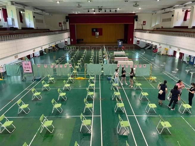 高龄接种15日上路，桃园首波针对81岁以上长者分3天开打，但有里长担忧各县市不同调，双北长者恐怕会来瓜分桃园疫苗。（蔡依珍摄）