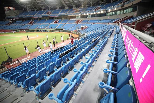 中職因為新冠疫情升至三級警戒停賽，各球團可以像體育署申請紓困。（資料照／中央社）