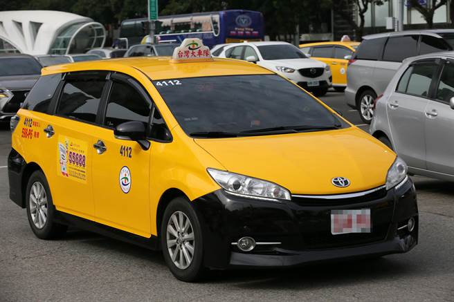 搭小黄打疫苗最便利，持敬老爱心卡享补助。（台中市政府提供） 