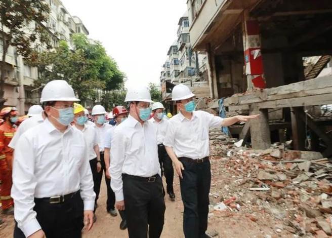 湖北省委书记应勇等察看事故现场。（央视新闻）