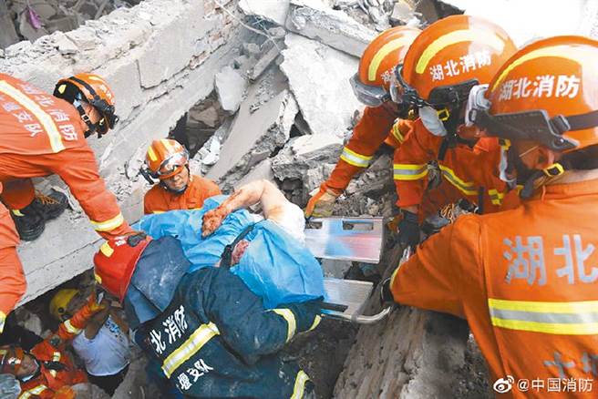 消防救难人员在断垣残壁中搜索生还者。（摘自中国消防微博）

