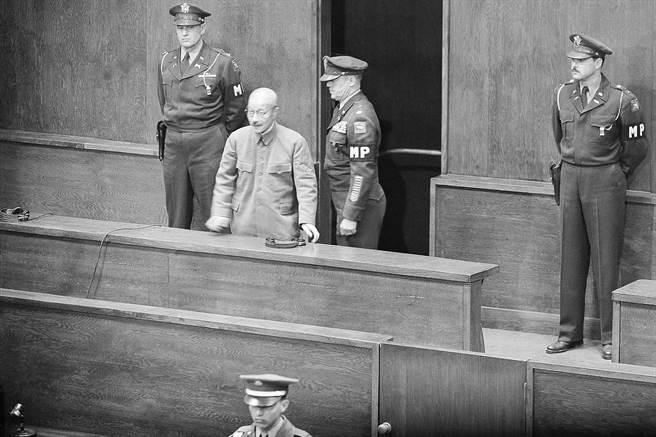 东条英机受审的情形。(图/美联社)