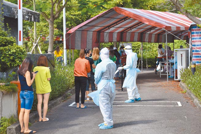 苗栗电子厂爆移工群聚感染，劳动部修正雇主聘雇移工防疫指引，若雇主、仲介违反最高罚30万及废照。（资料照 谢明俊摄）