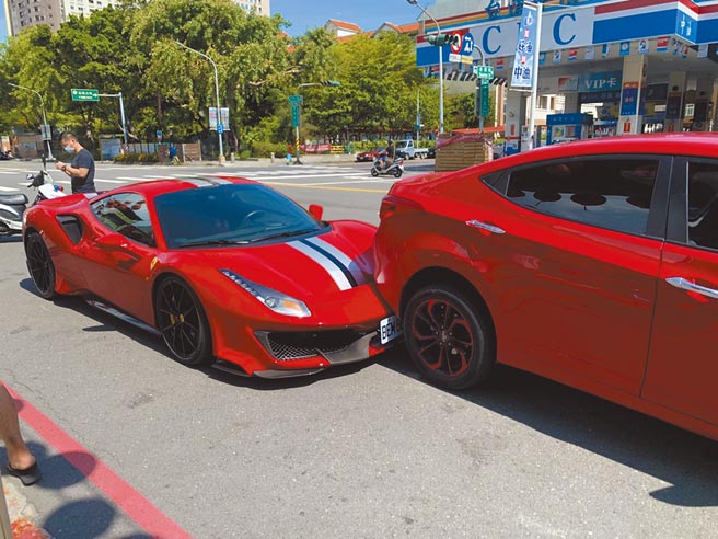 高雄市王姓男子驾车要买香肠，倒车不慎擦撞法拉利超跑。（翻摄照片／石秀华高雄传真）