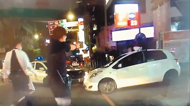 新冠疫情期間，員警追查違反居家隔離規定的民眾。（新北市中和警分局提供／王揚傑新北傳真）