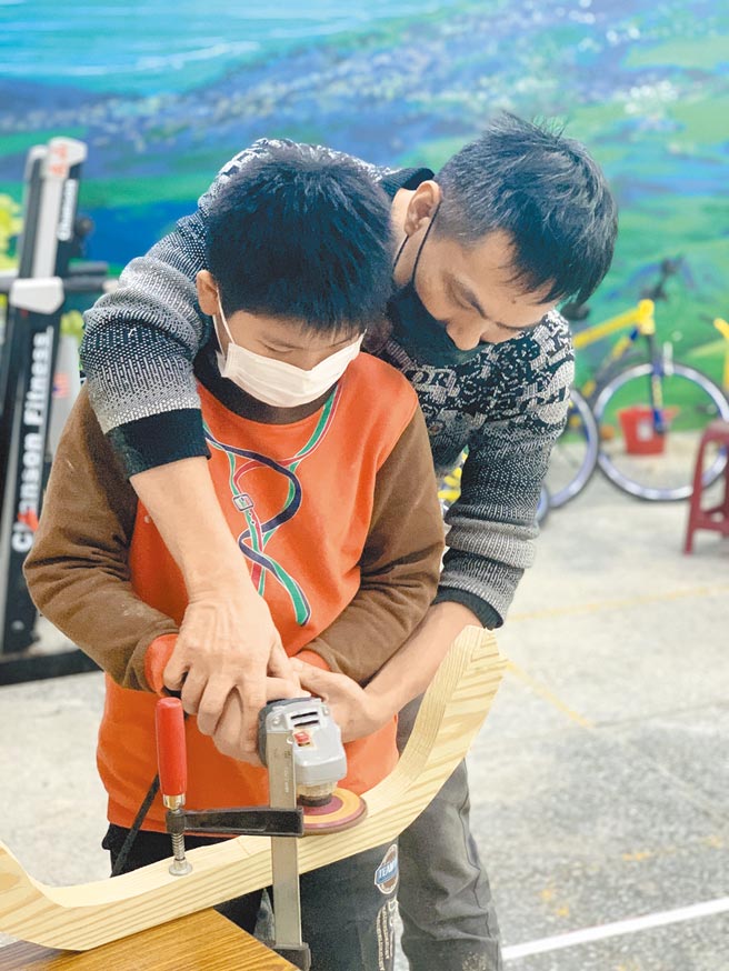 新北市瑞芳區山區瓜山國小畢業生，花費長達半年時間，克服經費不足等種種阻礙，成功打造「有家鄉故事」的獨木舟。（瓜山國小提供／戴上容新北傳真）