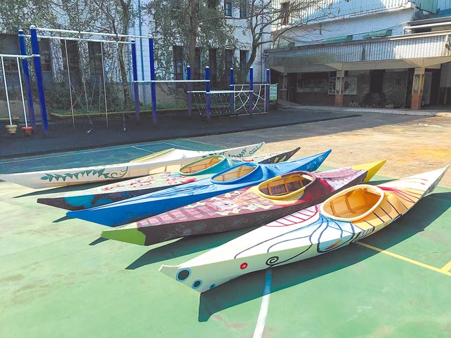 新北市瑞芳區山區瓜山國小畢業生，花費長達半年時間，克服經費不足等種種阻礙，成功打造「有家鄉故事」的獨木舟。（瓜山國小提供／戴上容新北傳真）