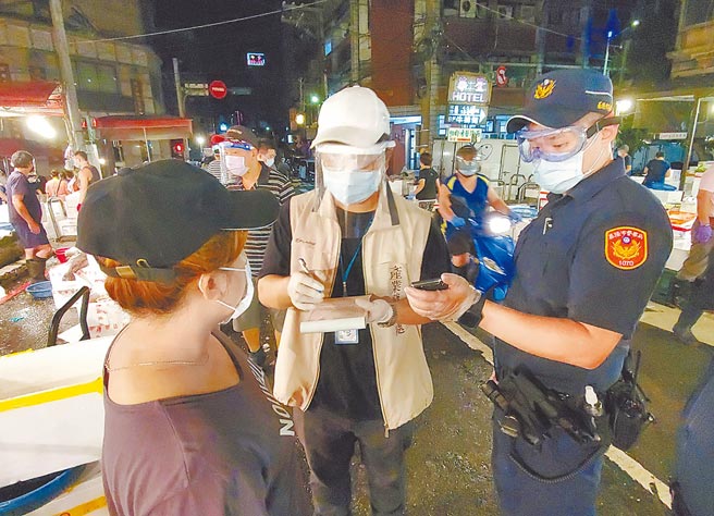 基隆市民眾進入崁仔頂漁市採購，未配合「雙罩一套」規定遭開罰。（基隆市政府提供／陳彩玲基隆傳真）