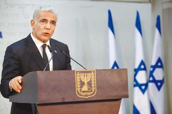 由「未來黨」、「右傾黨」等8個政黨所組建的以色列新政府，13日在總共120席的以國國會中，以些微的多數獲得通過，終結了現任總理納坦雅胡長達12年的執政。圖為以色列「未來黨」黨魁拉皮德。（新華社）