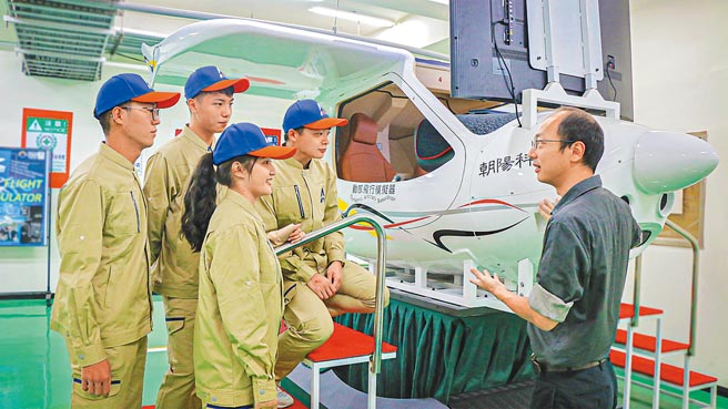 朝陽科大斥資5億籌設航空學院，建置完整的飛航設備，吸引不少學子報考。（朝陽科大提供）