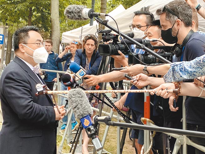 伊朗核協議第6輪談判，12日在奧地利首都維也納召開。中國談判代表、常駐維也納聯合國代表王群（左）表示，美方應徹底取消所有相關制裁。（中新社）