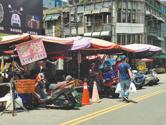 桃园市扩大急难纾困截至11日，已有1万7091件申请，桃园市社会局长郑贵华表示，会依照中央指示，目标是申请后2周内拨款。（赖佑维摄）