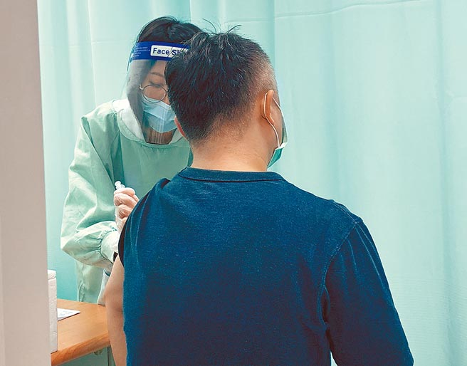 台中市議會國民黨團13日強烈譴責中央不思儘速補足疫苗；反而利用友邦緊急支援少量疫苗，進行疫苗分配的政治操作。（台中市議會國民黨團提供／陳世宗台中傳真）