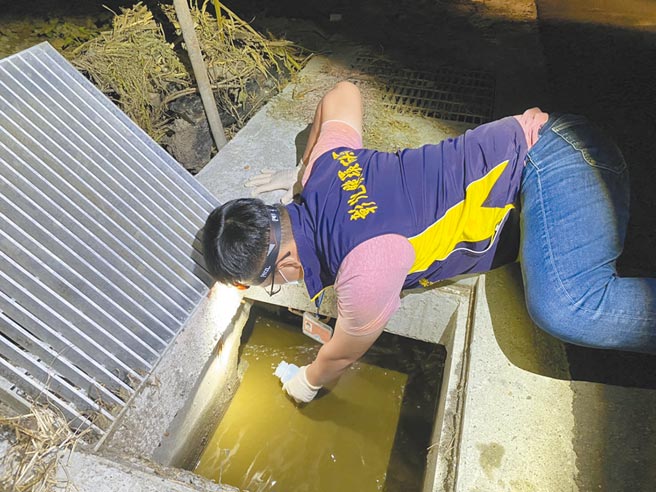 彰化县环保局暗夜查获畜牧业者接管绕流，盗排污粪废水。（彰化县环保局提供／吴敏菁彰化传真）