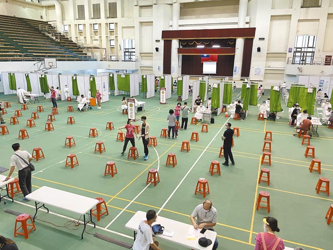 台南市政府在新营区体育馆、善化区慈济联络处、东区復兴国中设置大型疫苗接种站。图为新营区体育馆的施打情形。（台南市政府提供／张毓翎台南传真）