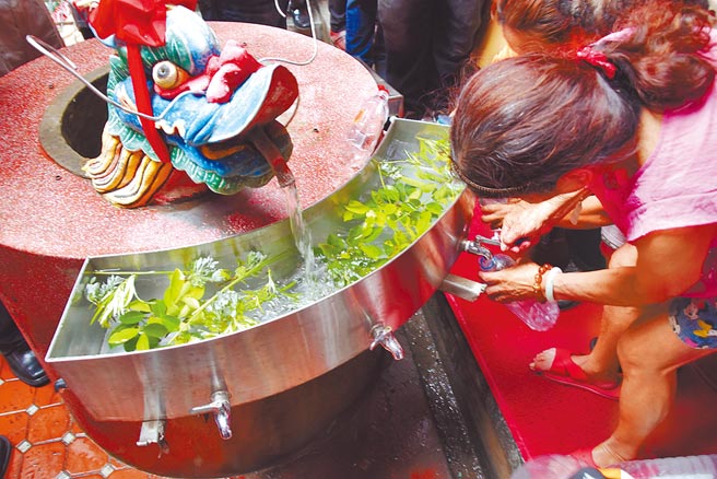 嘉义县朴子市安福宫长达40多年取午时水传统，今年受疫情影响，已公告暂停1年。（本报资料照片）