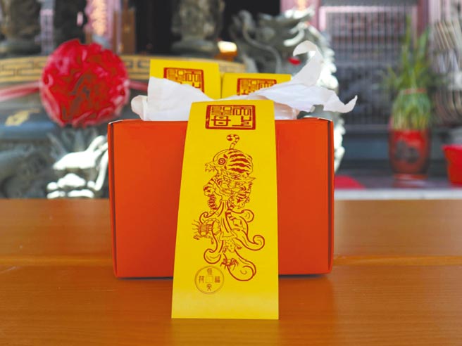 台南市六甲恒安宫印制500份五毒符，放在庙口供民眾免费取拿。（张毓翎摄）