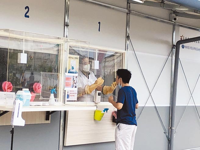南区松柏育乐中心设返乡筛检站，13日有民眾前往筛检。（程炳璋摄）