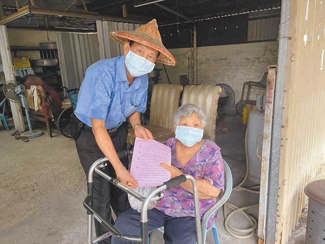 旗山區公所與熱心民眾認購肉粽，幫助弱勢，瑞吉里長暨天后宮總幹事游俊樺（左）關懷老人。（旗山區公所提供／林瑞益高雄傳真）