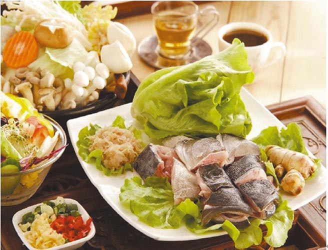 永安区渔会推出「石斑鱼防疫百宝箱」组合，民眾可上网订购。（高雄市海洋局提供／林瑞益高雄传真）