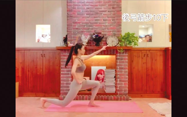 康茵茵示範簡單的後弓箭步動作。（康茵茵提供）