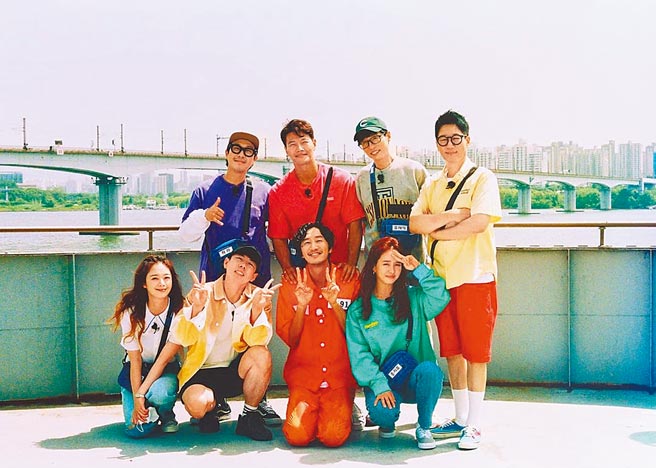 李光洙（下排右二）开心与成员们拍照留念，上排左起哈哈、金锺国、刘在锡、池锡辰，下排左起全昭旻、梁世灿、宋智孝。（摘自IG）