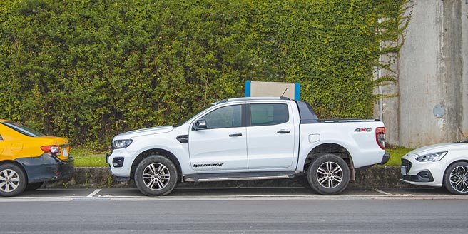 Ford Ranger车身长达5367mm，利用APA主动式路边停车辅助系统可顺利停进一般停车格。（陈大任摄）