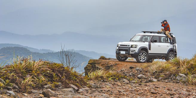 LAND ROVER DEFENDER 110 P300 HSE外观，售价300万元，试驾车选配探险家套件包括如轮拱保护罩、前后轮挡泥板、车顶置物架、梯子等，以及远征防护系统、便捷舒适套件、白色仪表及防盗系统等配备，选配价17万5500元。（陈大任摄）