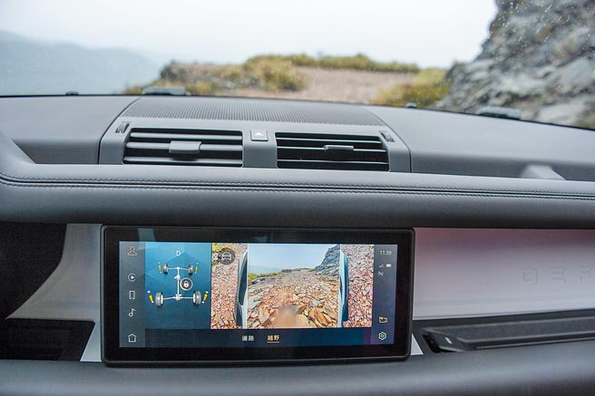在越野的模式下可启动摄影机，全程显示车辆前方、侧面，甚至是车底的路况，方便掌握行进的方向与路线。（陈大任摄）