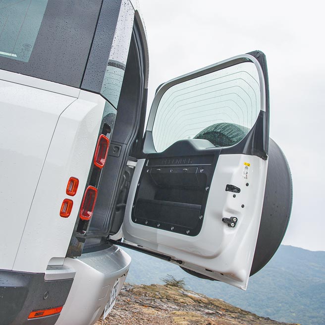 尾门可轻易设定开启角度。（陈大任摄）