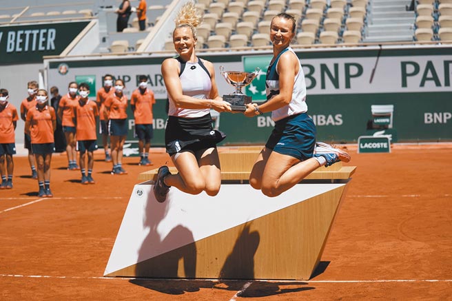 克蕾切可娃（右）跟席妮雅可娃拿着法网女双冠军奖杯跳起庆祝。（美联社）