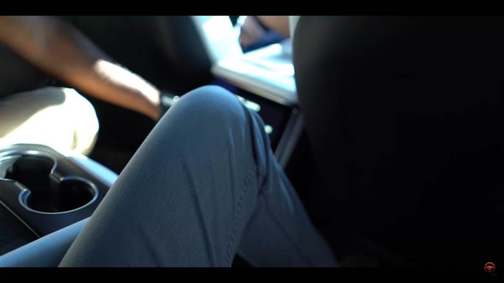 Model S/X 後座螢幕解密：邊開車邊看？冷氣出風口在哪？遊戲去哪了？