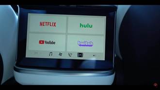Model S／X 後座螢幕解密：邊開車邊看？冷氣出風口在哪？遊戲去哪了？