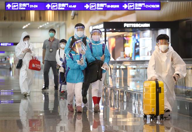 全身包覆防護衣並戴護目鏡與口罩、手套，如果要搭長程飛機，確是一件極辛苦的事。圖為桃園機場出境旅客。（圖／陳麒全攝）