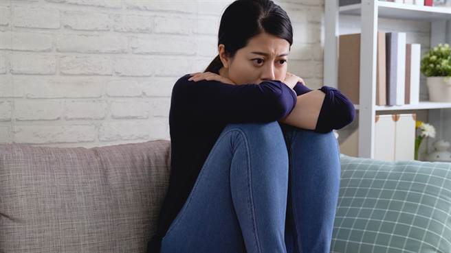 人夫长期对妻子言语暴力，会在行房对妻说「想看妳被强暴强奸」，还刻意加入妻子前男友的「私密社团」，将对方在群组公开的性事过程拿给妻子看。（示意图/Shutterstock提供）