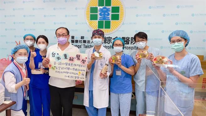 台中童综合医院急诊室医护收到季芹的爱心便当了。（图／FB@急诊钢铁人Dr.魏）