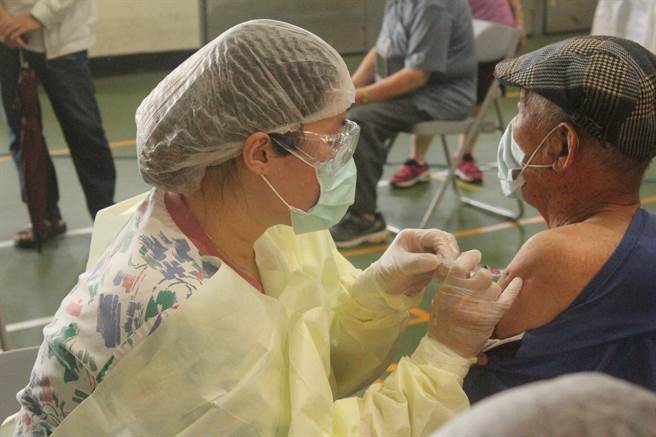 ▲高齡接種首日，因為許多長輩提前到場，人潮眾多，有里長表示現場動線不佳，且施打地點在2樓，但現場僅1處電梯可供長輩上2樓，導致現場塞車情形嚴重。（蕭靈璽攝）