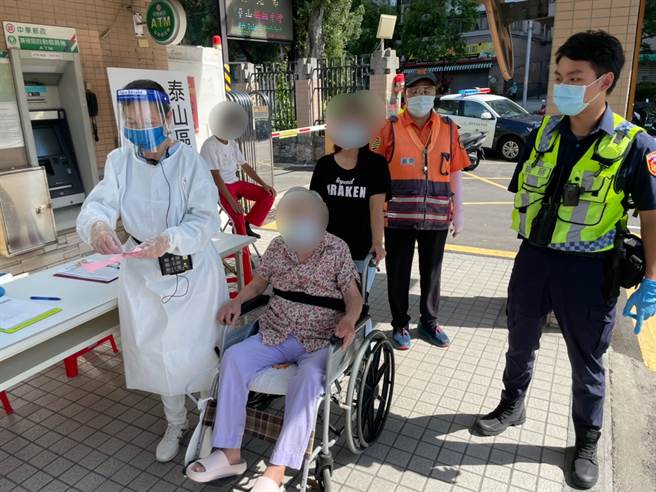 疫苗接種首日人潮踴躍，林口警維安也為民服務。(戴志揚翻攝)